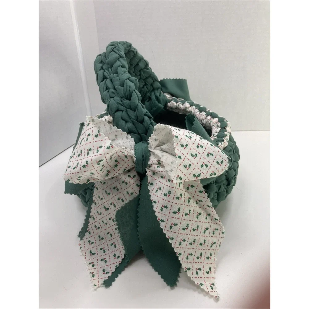Vtg Hand Made Woven Christmas Basket Made from Braided Fabric Green‎ Bows